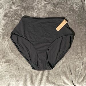 Skims FITS EVERYBODY FULL BRIEF in size Large